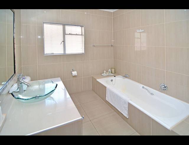 8 BEDROOM HOUSE FOR SALE IN MORNING HILL
